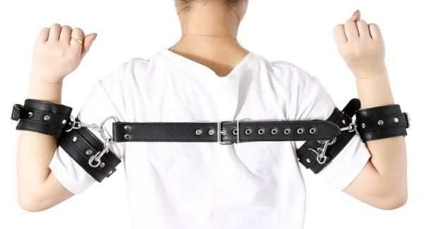 BDSMaster Back Biceps Arm und Handgelenkfesseln in Schwarz 1